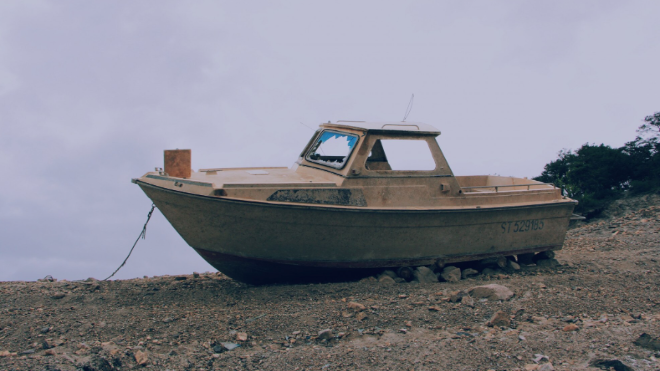 Фото: https://ru.freepik.com/free-photo/vintage-brown-boat-rocky-sandy-surface_7841750.htm#