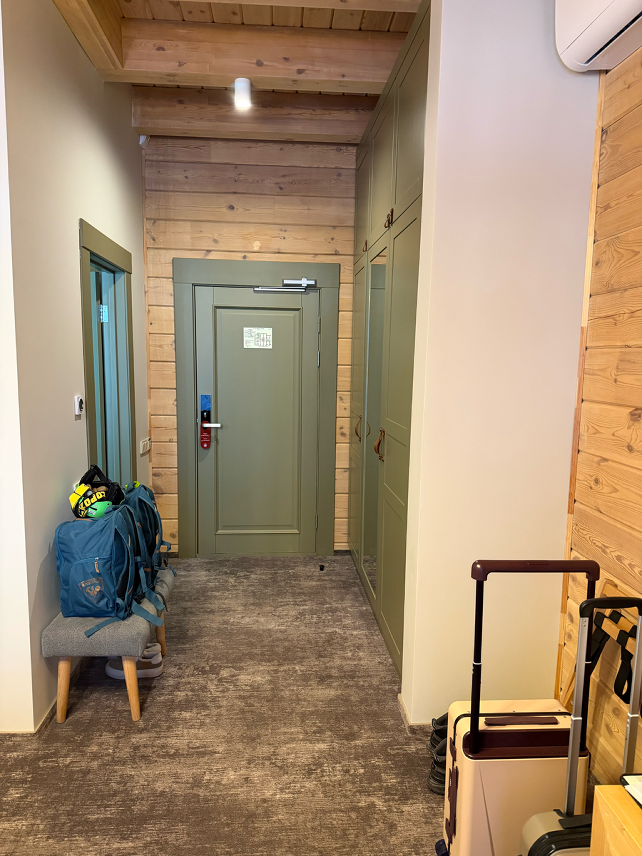 Вот наши с мужем рюкзаки в номере отеля и рядом еще два чемодана :) 