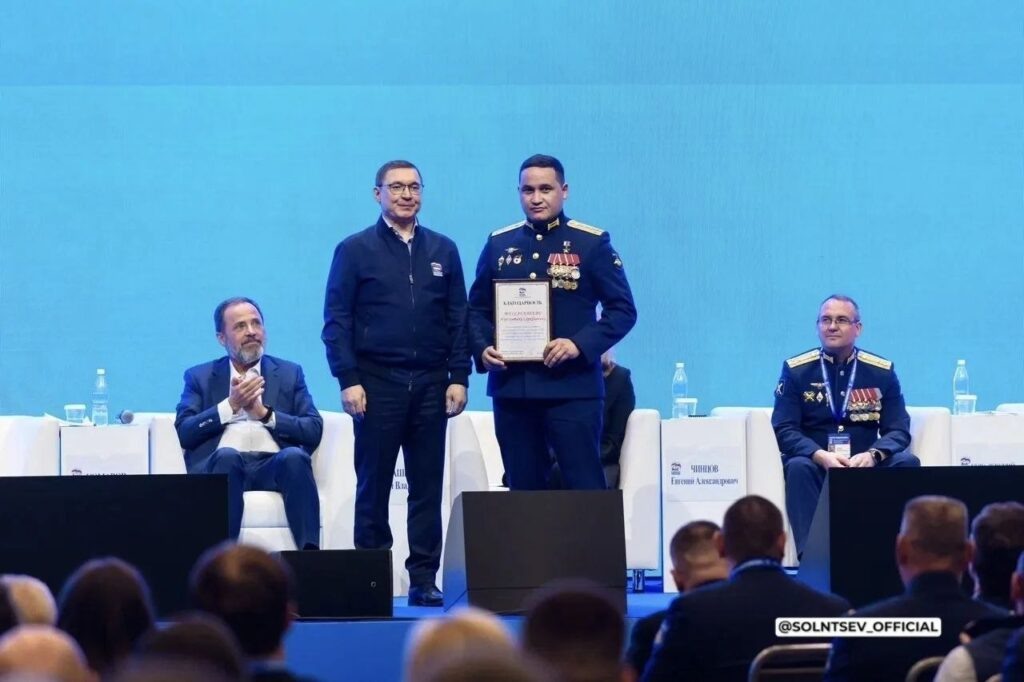     Воспитательница-героиня из Бугуруслана получила партбилет «Единой России» Оренбуржье
📷    Воспитательница-героиня из Бугуруслана получила партбилет «Единой России» Оренбуржье
