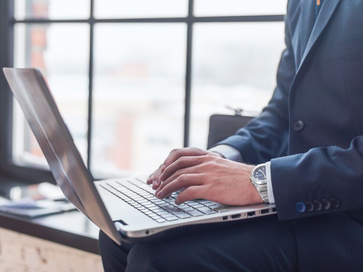    Мужчина работает за компьютером | © Fotolia / undrey