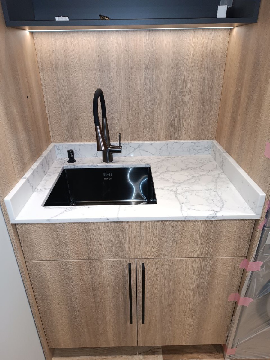 Столешница из кварцевого агломерата.