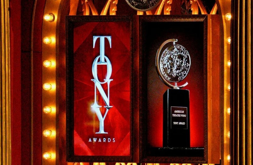 Ежегодно так оформляется сцена церемонии вручения премии Tony Awards. Фотографию взяла из свободныз источников на просторах интернета