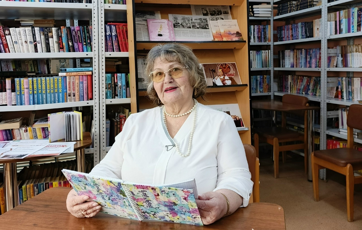 Кунгурская поэтесса Татьяна Яковлевна Лепихина со своим пятым юбилейным сборником стихов «Распахни навстречу ветру дверь» в библиотеке № 5 микрорайона Нагорный