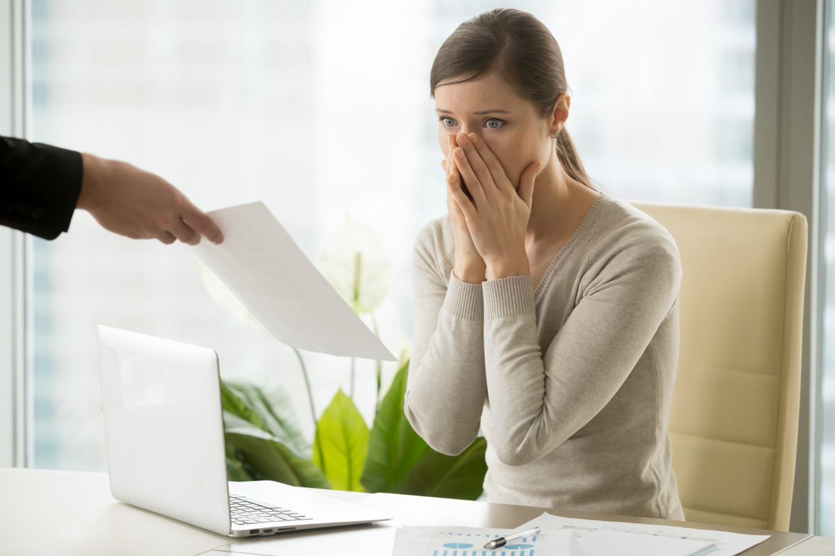 https://ru.freepik.com/free-photo/employer-giving-dismissal-notice-young-woman_4013241