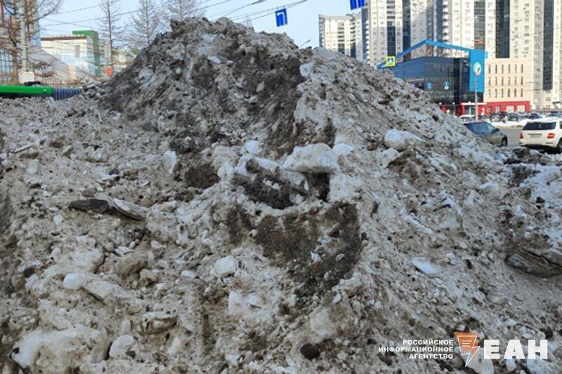    ЕАН. Куча грязного снега