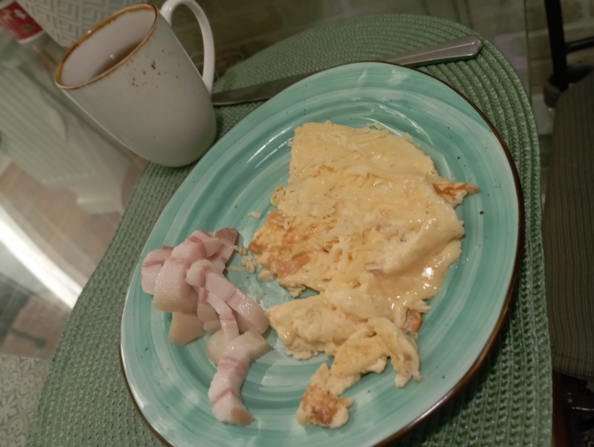 Но омлет на завтрак готовил "больной"