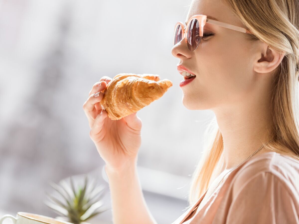    Девушка с круассаном | © Depositphotos.com / AndreyBezuglov