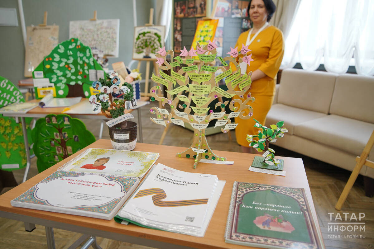 «Это самодельные родословные, дети делают их из листиков, из спичек, из кружочков, из каких-то тряпочек, из чего угодно. Но ребенок это сам лепил, сам делал»Фото: © Владимир Васильев / «Татар-информ»