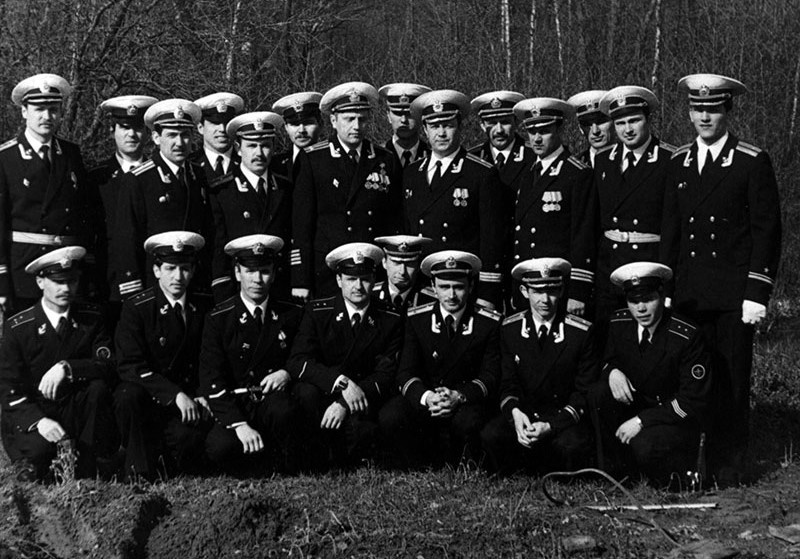 Фото из сети интернет, свободный доступ. / Первый экипаж пла "Комсомолец" в учебном центре ВМФ, г. Сосновый Бор, 9 мая 1982 г.