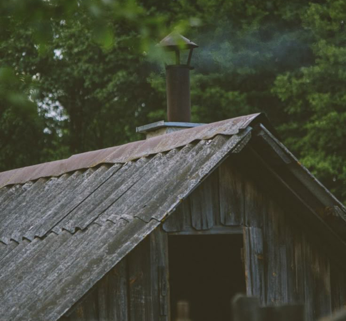 Пар, горячий от дров, не только согревал тело, но и помогал снять напряжение в мышцах