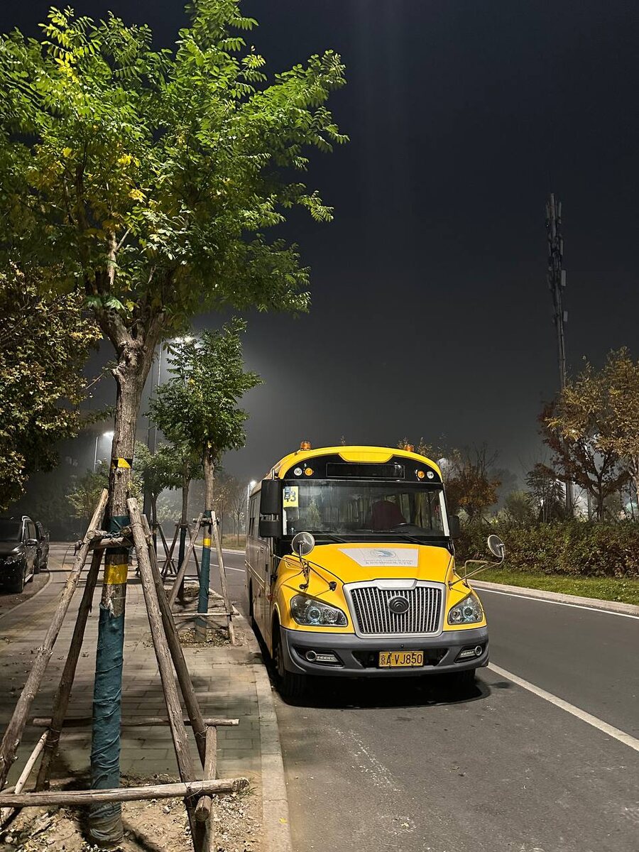 Когда приехали, рядом с отелем стоял очень колоритный автобус в тумане