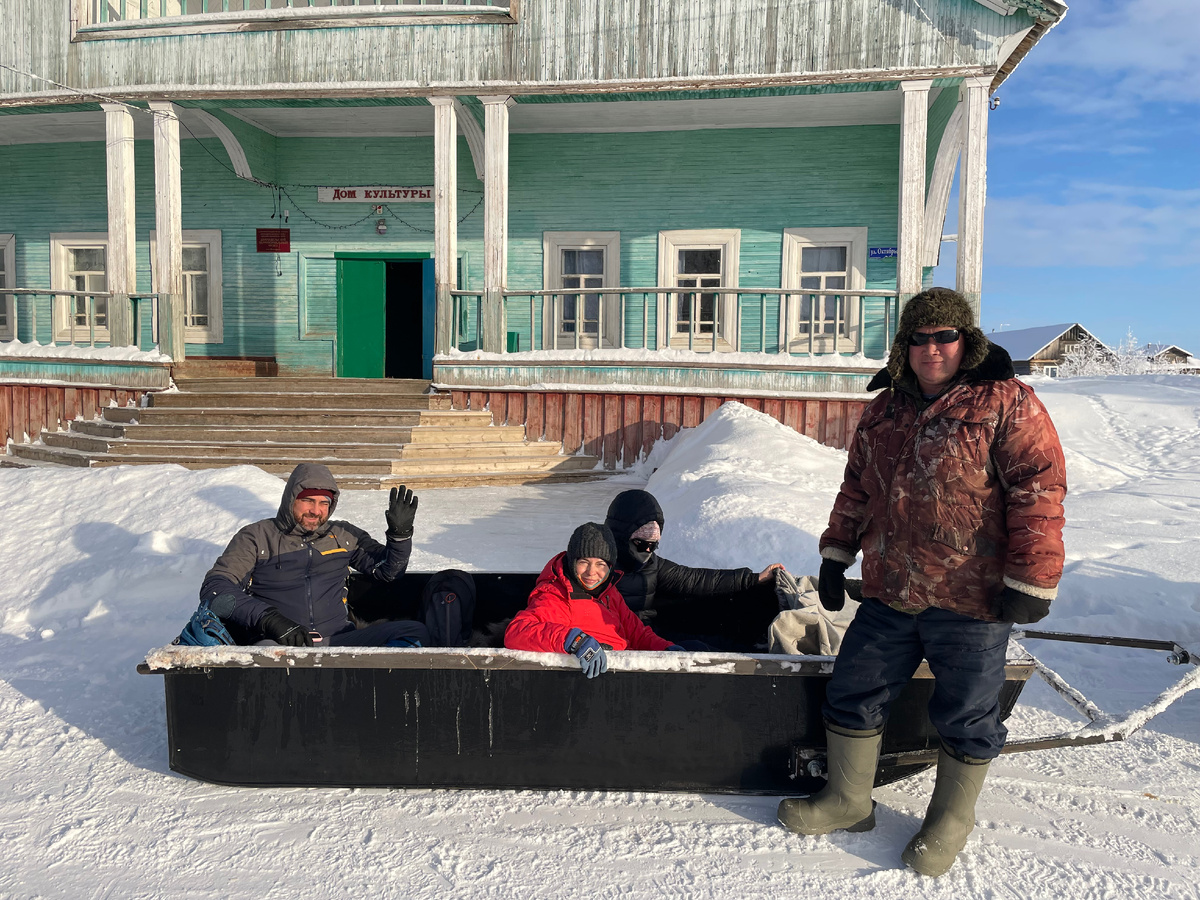 На низком старте. У клуба в Долгощелье. 