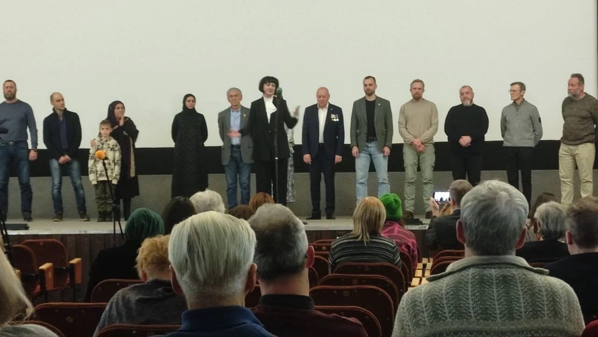 "Непрохожий храм" - это фильм не только о великой любви родителей к своим детям, любви к своей Родине. Это фильм о том, как благое дело объединяет людей, как вера сроднила матерей и отцов разных национальностей, вероисповеданий из дальних и близких уголков нашей страны, которые называются одним словом россияне.