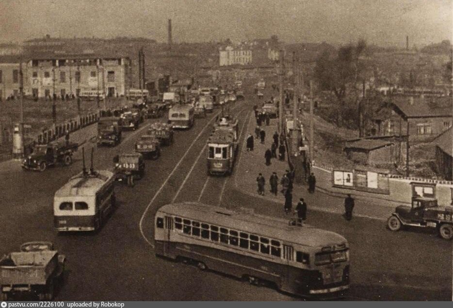 Так местность, где сейчас располагается Савёловская эстакада, выглядела в 1956 году. Это вид с дома №62к1 на Новослободской улице в сторону вокзала. С сайта www.pastvu.com