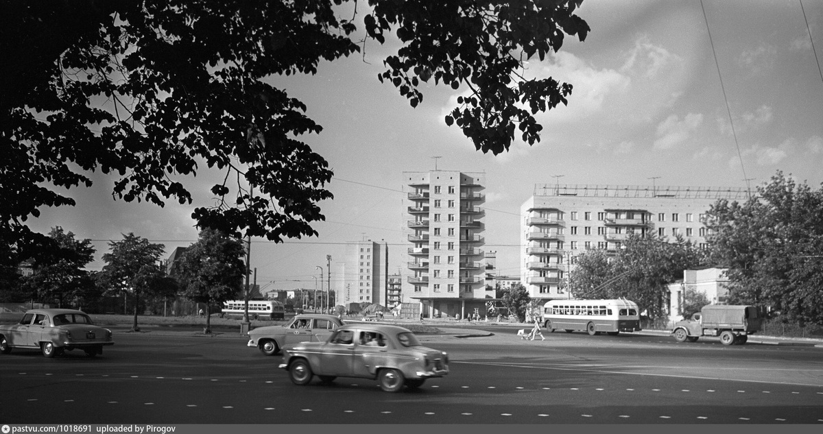 Пересечение Лениградского проспекта и улицы Новая Башиловка в 1965 году. То есть до строительства тоннеля. Вид в сторону Нижней Масловки. Автор фото: А. Сергеев-Васильев. С сайта www.pastvu.com.