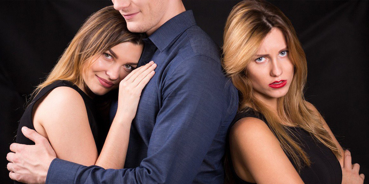 Фото из соцсетей. Любовный треугольник.