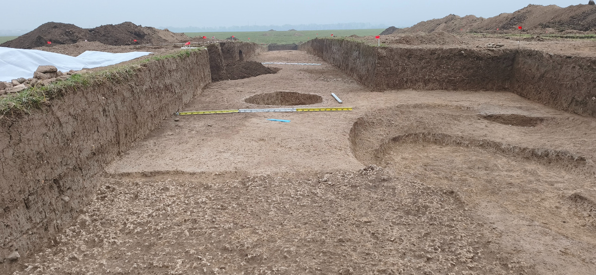 Поселение Тяллинг-2. Участок раскопа с археологическими объектами