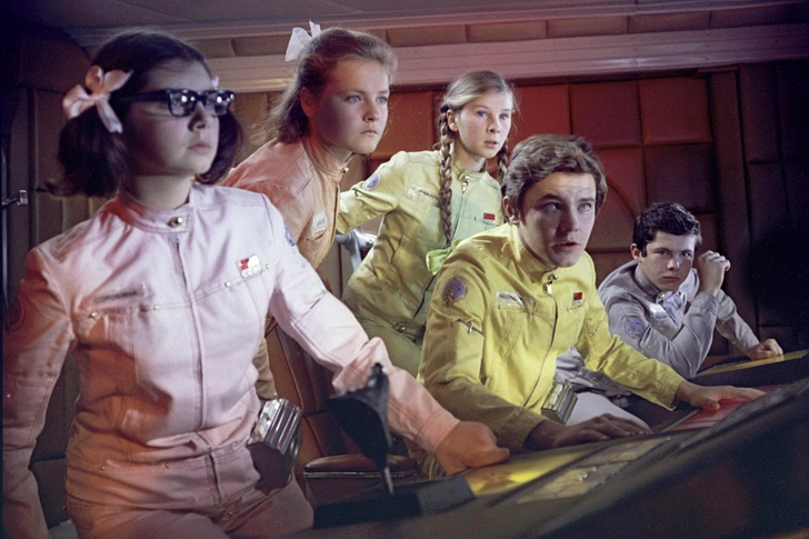 Режиссер позволил Оле (вторая слева) самостоятельно выбрать наиболее привлекательную для нее героиню, и Битюкова остановилась на Варе, которая нравилась всем мальчикам из «Москва-Кассиопея»