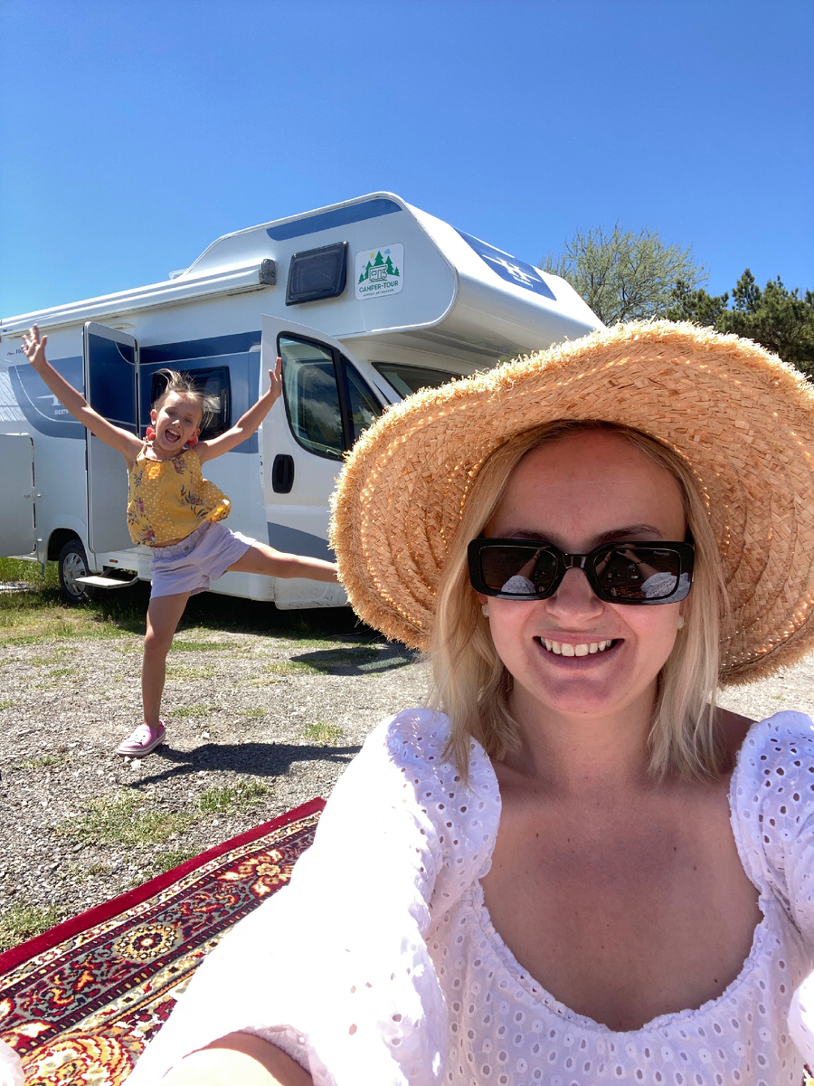 Расстилать ковер перед автодомом - оказалось отличной идеей. На нем очень уютно валяться на солнышке. И свернутый ковер аккуратно помещался в багажник автодома. Рекомендую!