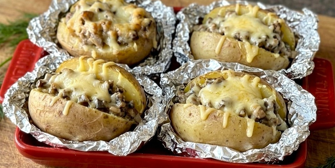 2 начинки и 40 минут: как обычная картошка в фольге становится праздничным блюдом