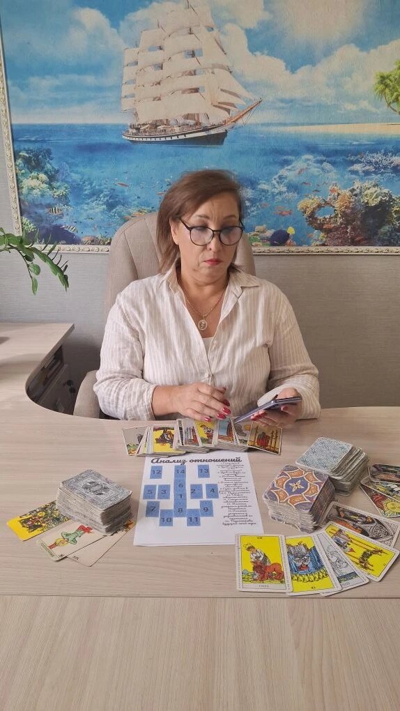 14 карт дают картину со всех сторон. В этом плюсы расклада "Анализ отношений"