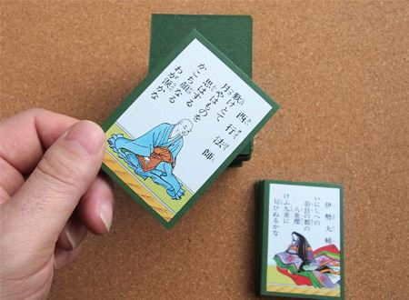 Колода в центре и стопка сброса рядом.