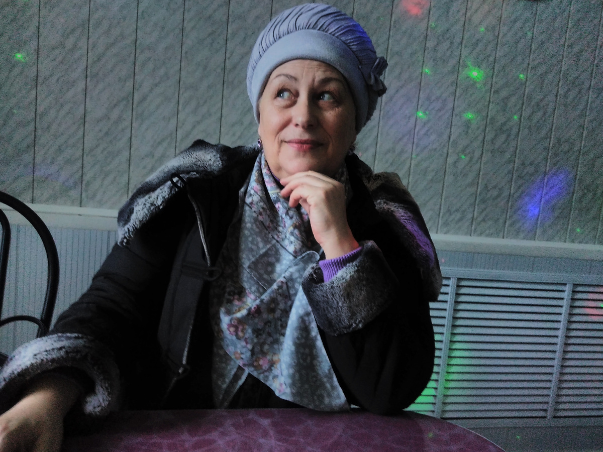 на фото автор канала в кафе