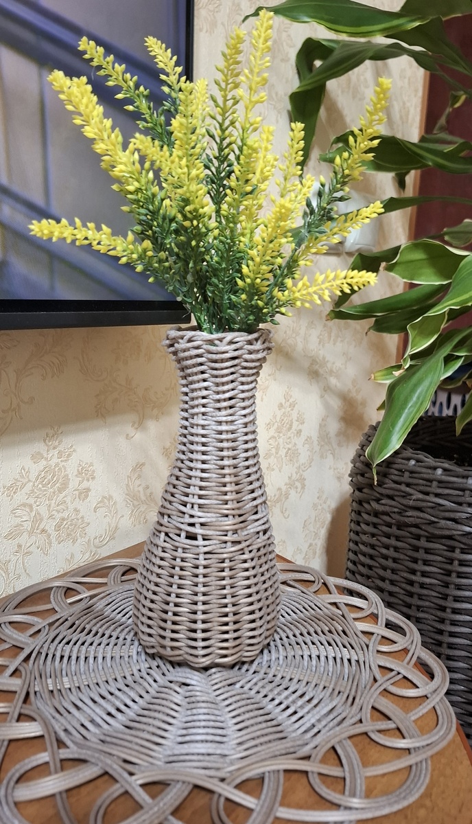 Такая миниатюрная вазочка для цветов получилась. Сейчас в ней искусственные, а можно и живые в воду поставить.