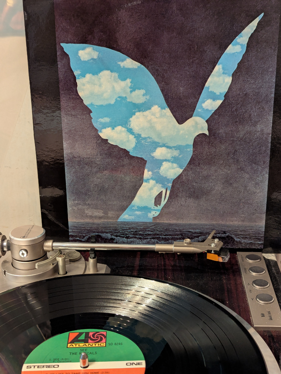 В качестве обложки альбома использована картина бельгийского художника-сюрреалиста Рене Магритта.