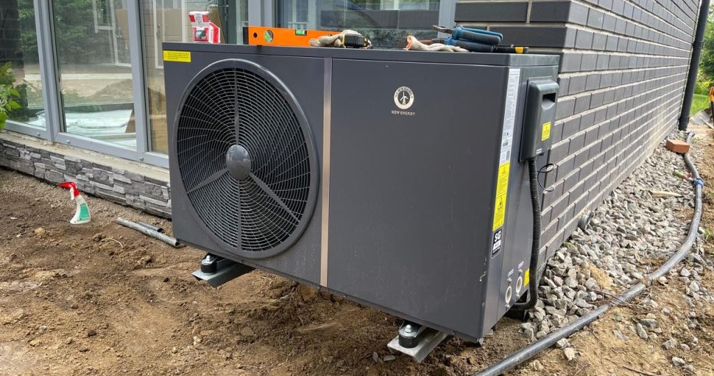 Тепловой насос для отопления с подачей до +70 градусов и при этом СОР=4. Можно использовать с радиаторами