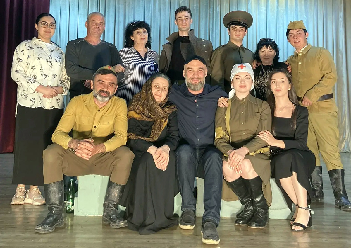 Андзор Емкуж (в центре) с артистами Черкесского государственного драмтеатра им. М. Акова