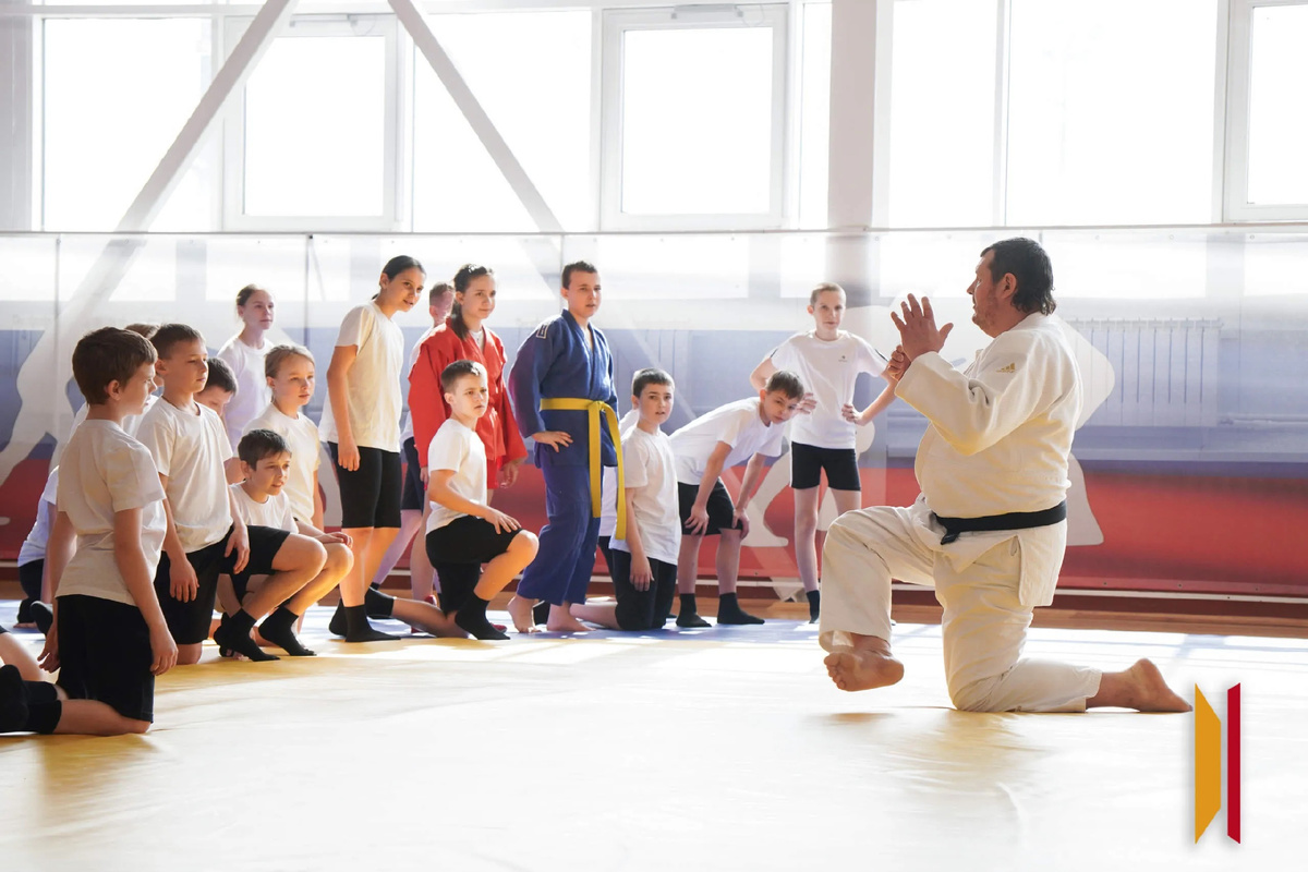 🤼‍♀🤼‍♂Спортивное мероприятие🤼‍♀🤼‍♂
24 марта для кадет Острогожского филиала Горожанского кадетского корпуса прошел мастер-класс по борьбе дзюдо.
Основные цели проведения: пропаганда здорового образа жизни среди молодежи; повышение интереса к занятиям единоборствами посредством знакомства с опытом выдающихся спортсменов.
Мастер-класс проводили: мастер спорта России по дзюдо, призер Всероссийских и Международных соревнований Летинский Артем Валерьевич; судья Всероссийской категории, эксперт КЮ и ДАН Федерации дзюдо России Кочетов Алексей Иванович; руководитель тренерского совета Федерации Практического Атлетического Многоборья России, эксперт ассоциации «G3» Овсеньян Грант Сергеевич.
Ответственный координатор проведения мастер-класса - кандидат в мастера спорта России по дзюдо, судья 2 категории, директор КОУ ВО «Горожанский казачий кадетский корпус» Клушин Алексей Геннадьевич.
Мы благодарим администрацию Острогожской спортивной школы за оказанное содействие в проведении мастер-класса.