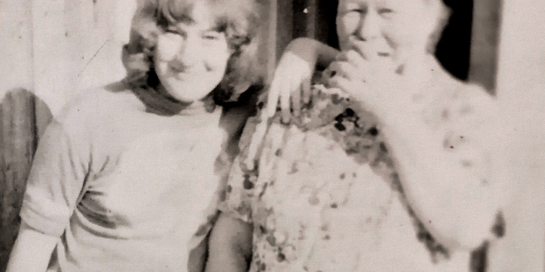 СЕГОДНЯ ПОСТАНОВКА! Выцветающее фото. Мы на крылечке. Бабушка и я. Она смешлива, но сейчас смущена. Платок заставили снять. Нехорошо это.