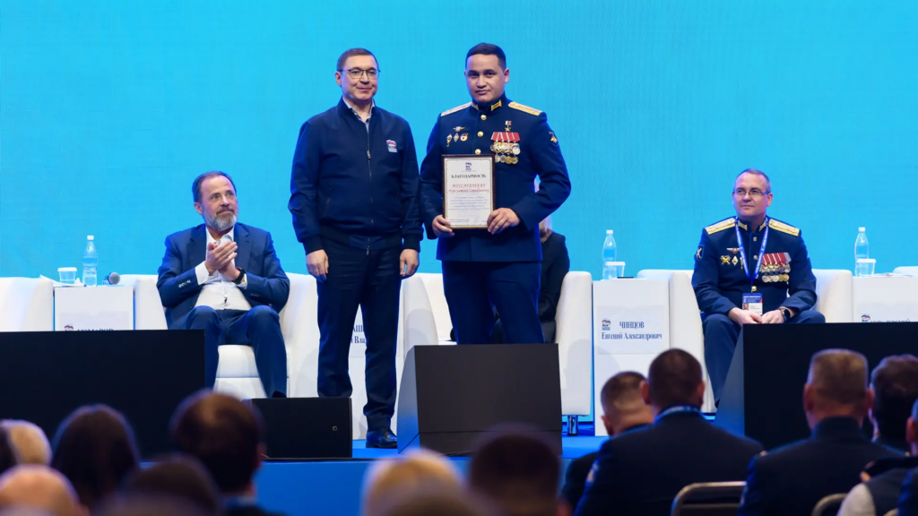    Нурсултану Муссагалееву вручили благодарность за работу с молодежью. Фото предоставлено партией «Единая Россия».