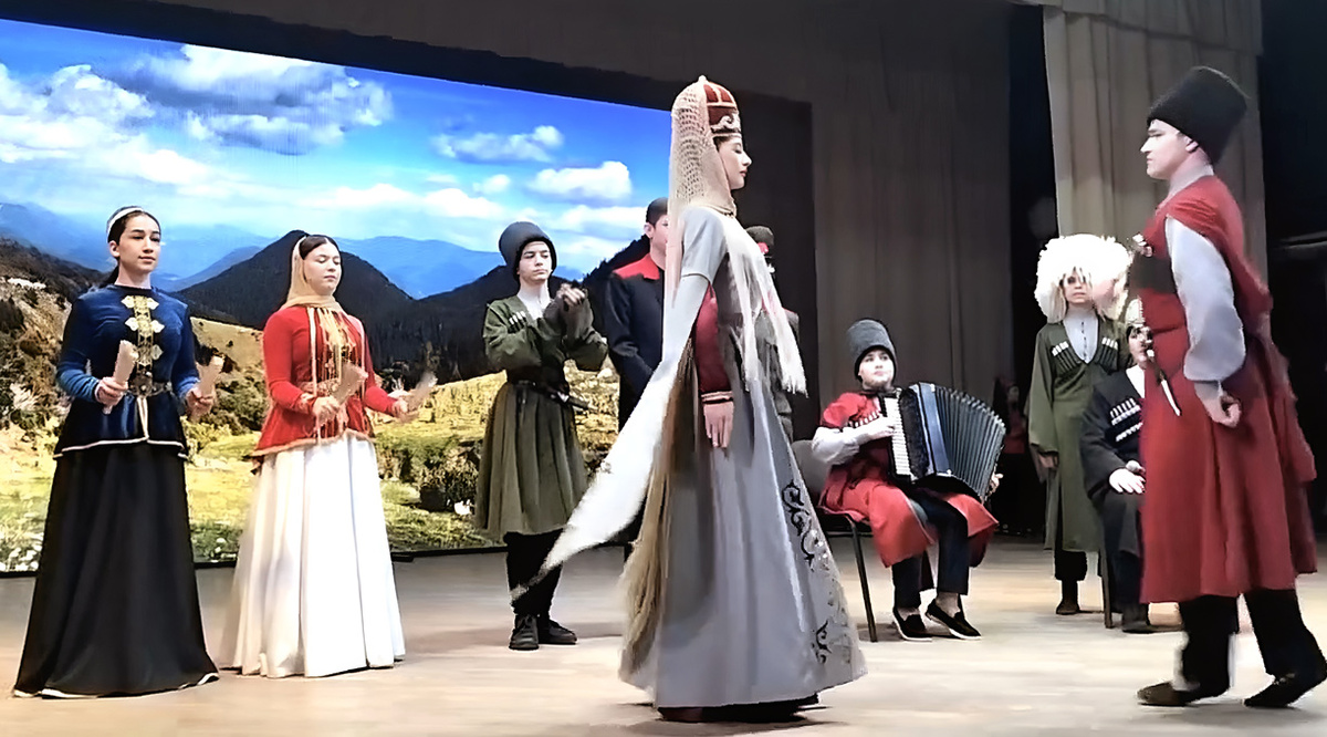 С постановкой по произведению М. Лермонтова «Герой нашего времени» выступают учащиеся школы а. Бесленей. Фото автора.