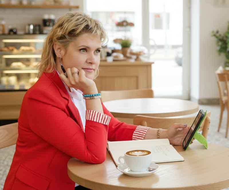 Это я Светлана Чернова - я первый человек с которым нужно поговорить, когда записываетесь на уроки иностранного языка в нашей школе. Запись по ссылке https://dzen.ru/b/aNaRrnyHBhwwau2F