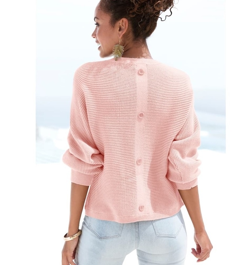 Розовый джемпер с пуговицами на спине. Фото источник: интернет-магазин одежды.