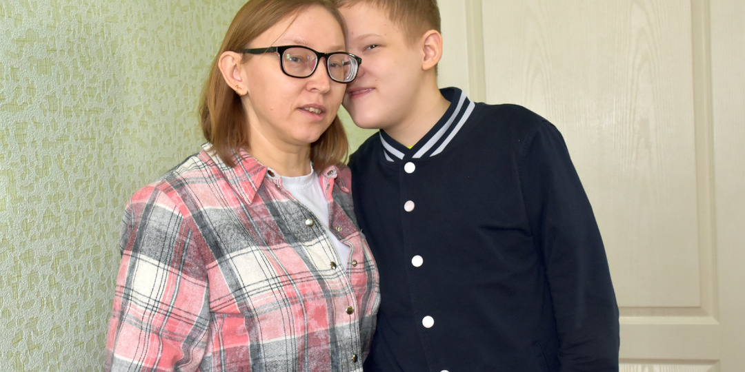 Человек с палочками от роллов