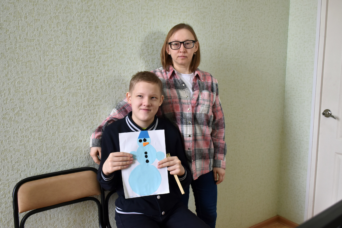 Недавно в глазовском реабилитационном центре «Адели» Денис сделал аппликацию – снеговика из готовых кружочков. 

Педагог просил приклеить вырезанную деталь в определённое место, и мальчик успешно справлялся, собирая из разрозненных частей целое. Для него это – не просто поделка, а большая 
работа, которой он дорожит. 
Это ежедневная победа над хаосом. А для Марины эти бумажные кружочки и квадратики ценнее школьной медали. 