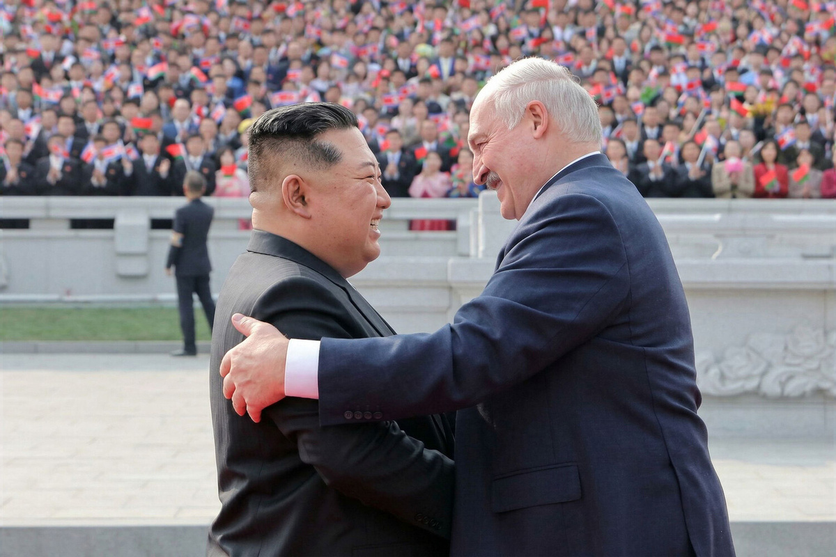 Президент Белоруссии Александр Лукашенко и лидер КНДР Ким Чен Ын во время церемонии официальной встречи в Пхеньяне, КНДР, 26 марта 2026 года    📷