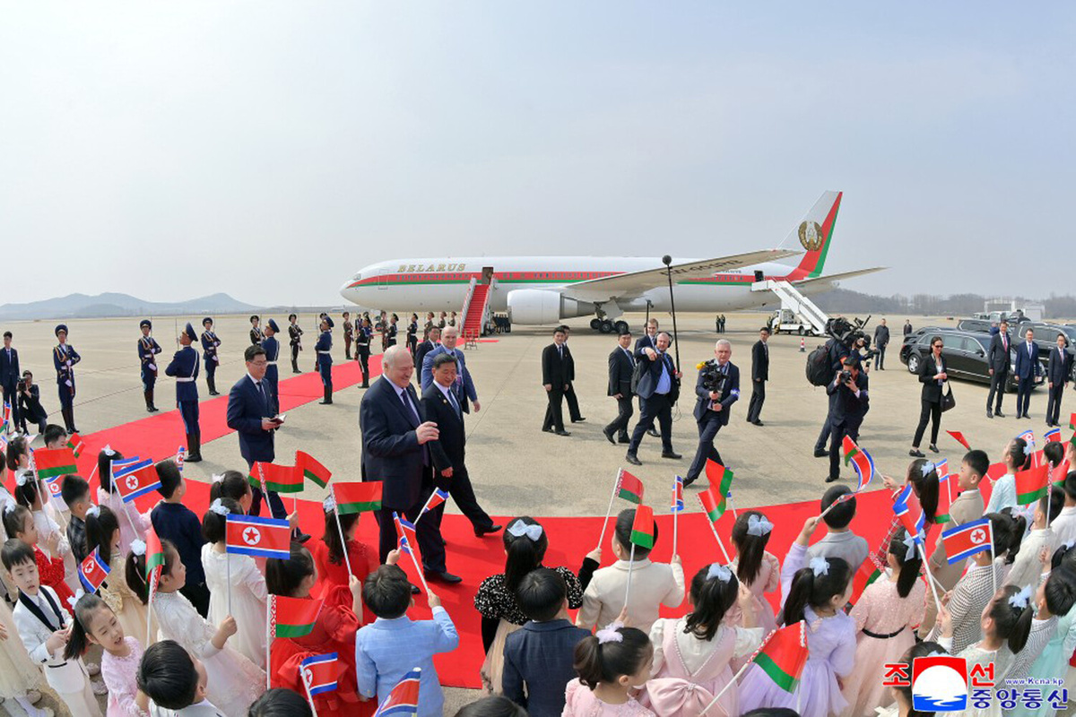 Встреча президента Белоруссии Александра Лукашенко в аэропорту Пхеньяна, КНДР, 25 марта 2026 года    📷