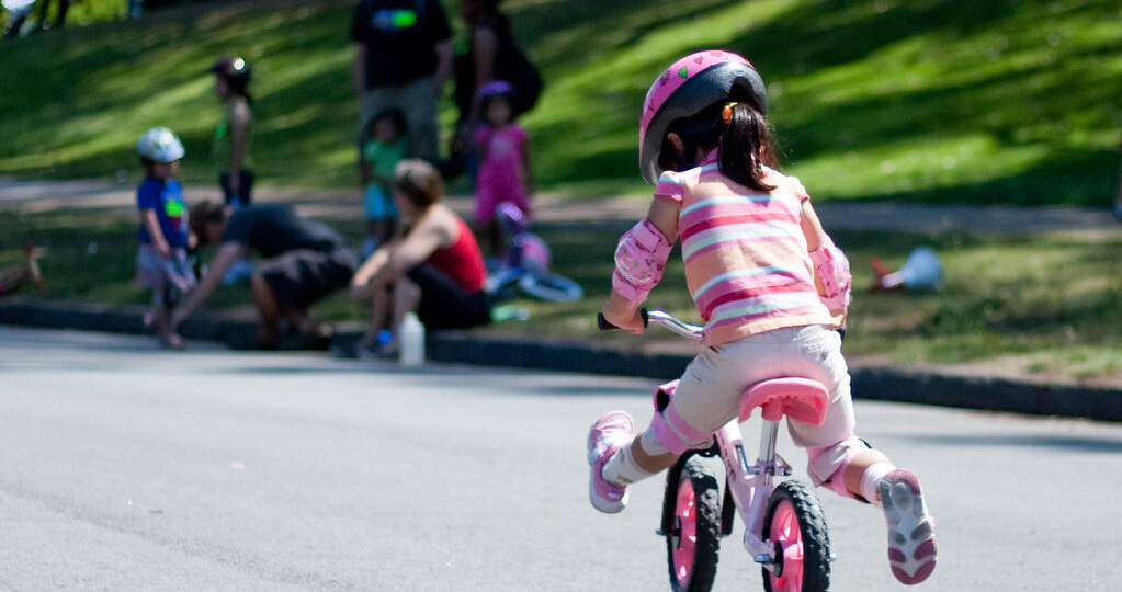 На чем ребенку лучше кататься: беговел против велосипеда с ручкой