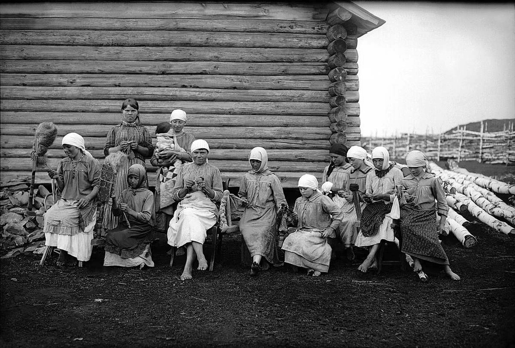 Девушки за работой.
Неизвестный автор, 4 июня 1926 года, Уральская обл., Челябинский округ, дер. Калачевка, Государственный исторический музей Южного Урала.