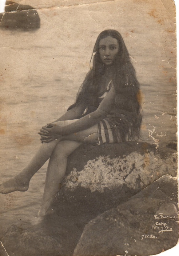 «Моя прабабушка Клавдия Анастасовна Выросткова (Попандопулос)».
Вольский, 7 сентября 1926 года, Крым, с. Симеиз, архив Катерины Щербашиной.