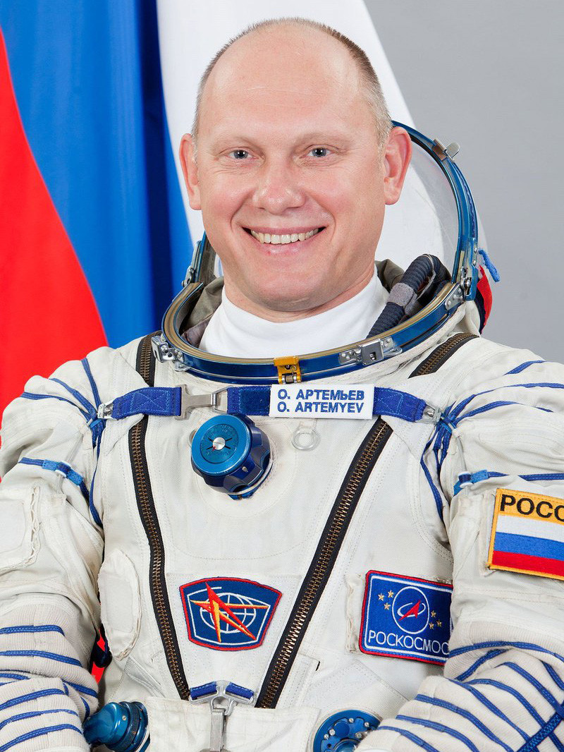 Герой России, космонавт Олег Артемьев: «Такие нормы пришли еще от советской власти. При СССР было убеждение, что нормальный человек не будет накалывать себе татуировку. Это больше относилось к людям, которые отбывали тюремное заключение. Подобное правило распространяется исключительно на Россию, насколько я знаю. Для астронавтов NASA каких-либо ограничений на наличие изображений на коже не предусмотрено, татуировки космонавтов не запрещены. Поэтому тем, кто планирует попасть в российский отряд космонавтов, но имеет множество татуировок, вероятнее всего, придется рассматривать карьеру за рубежом».  📷
