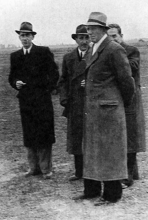 Главный конструктор Ганс Рессинг (на переднем плане) с сотрудниками ОКБ-2