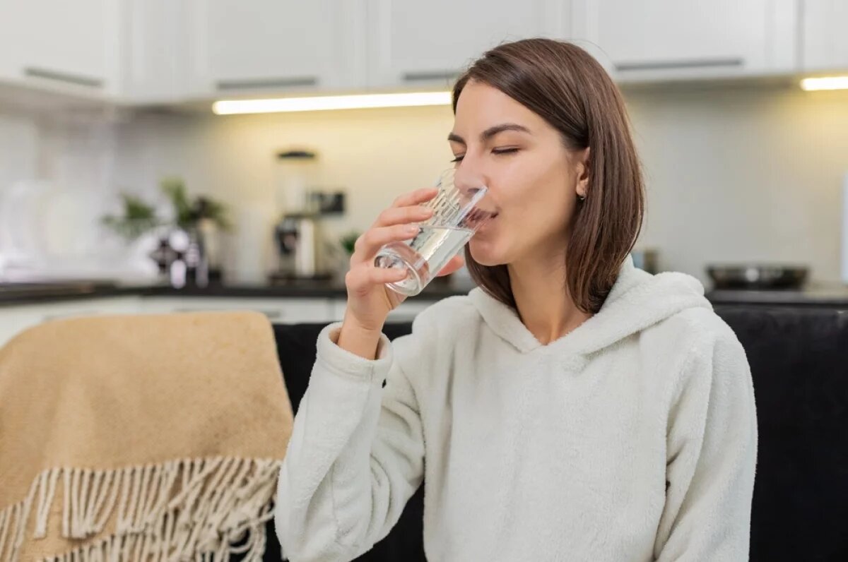    Людей, страдающих от недостатка жидкости, много.