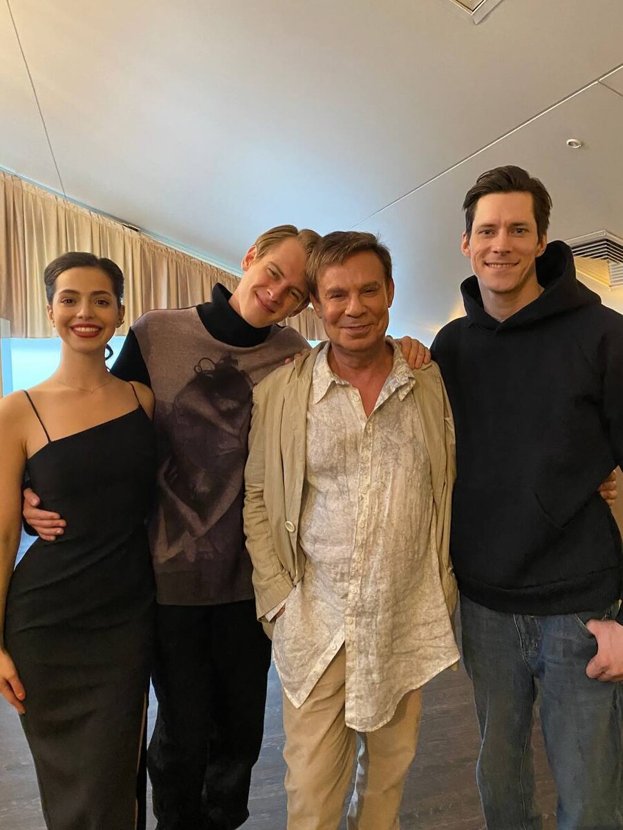    Ефим Шифрин отлично чувствует себя в обществе молодых коллегСоцсети Ефима Шифрина