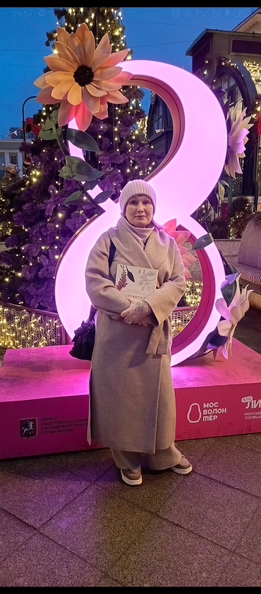 Муж, конечно, тот ещё оператор, не мог сказать, что я книгу вверх ногами держу🤦🤣