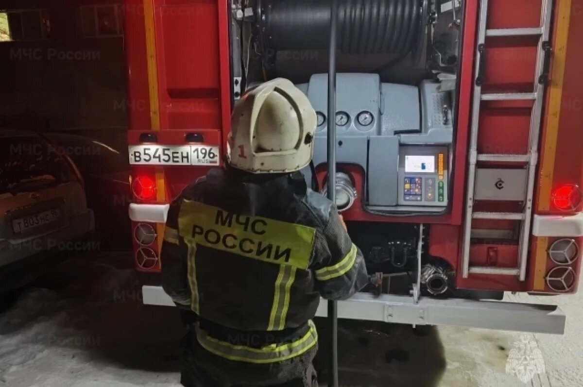    Свердловские спасатели потушили за сутки 17 пожаров, погиб один человек